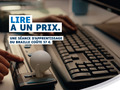 Une personne utilise une barrette braille reliée à un ordinateur. Slogan : « Lire a un prix. »