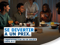 Personnes réunies autour d'une table. Slogan : « Se divertir a un prix. »