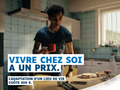 Personne dans sa cuisine avec une canne blanche pliable sur la table. Slogan : « Vivre chez soi a un prix. »