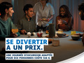 Personnes réunies autour d'une table lors d'une activité de groupe. Slogan : « Se divertir a un prix. »
