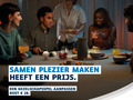Personen zitten samen rond een tafel. Slogan: « Samen plezier maken heeft een prijs. »