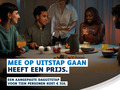 Personen zitten samen rond een tafel. Slogan: « Mee op uitstap gaan heeft een prijs. »